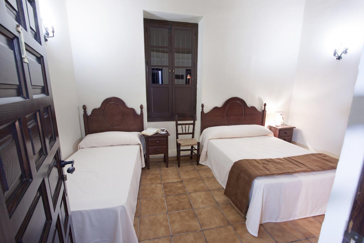 Hotel Puerta De La Sierra Puerto Serrano Bagian luar foto