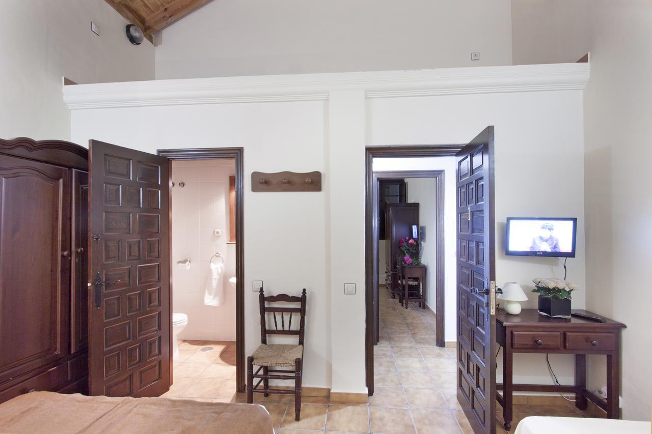 Hotel Puerta De La Sierra Puerto Serrano Bagian luar foto